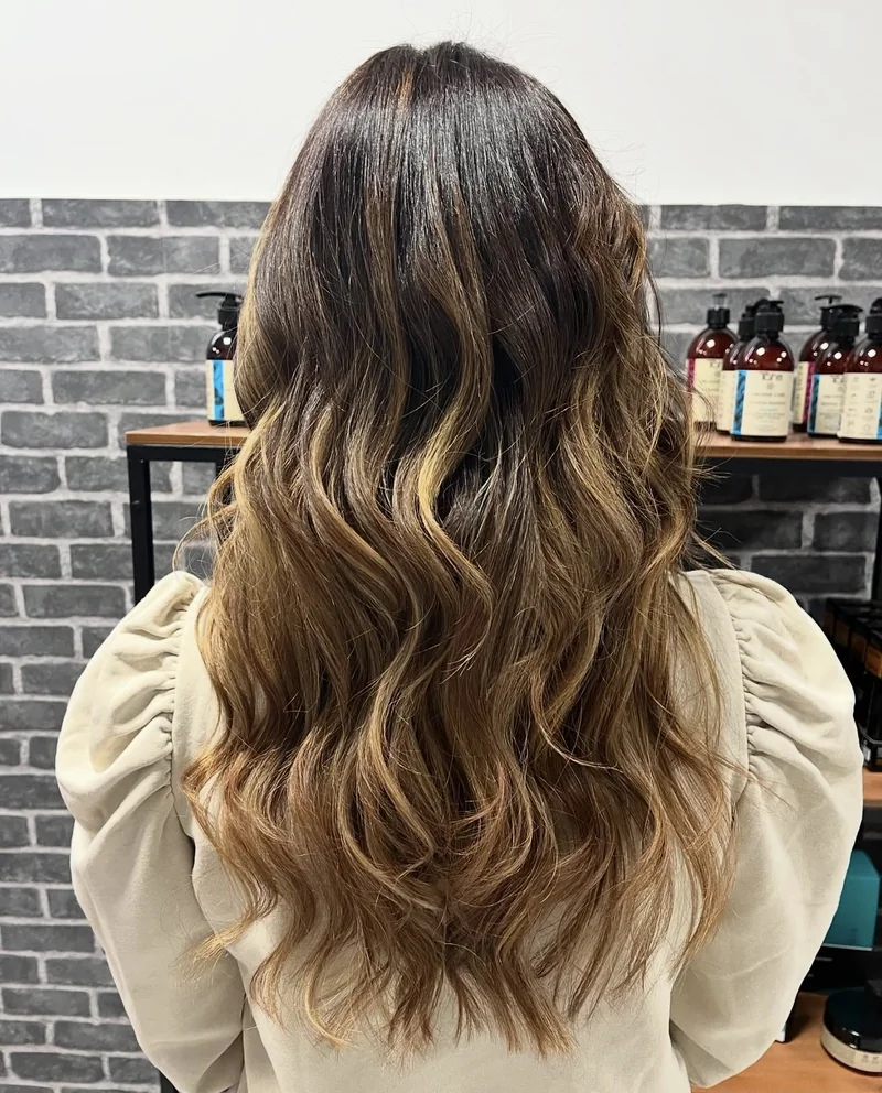 Balayage miel con ondas largas realizado por Rolling Peluqueros en Getafe